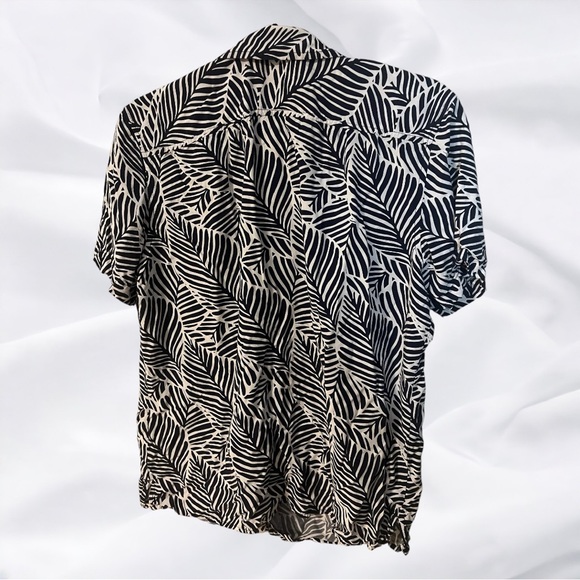 A button down shirt by Goodfellow & Co in size medium - Picture 6 of 6